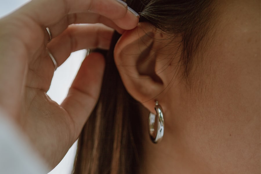 Dormir avec son nouveau piercing oreille : risques et solutions