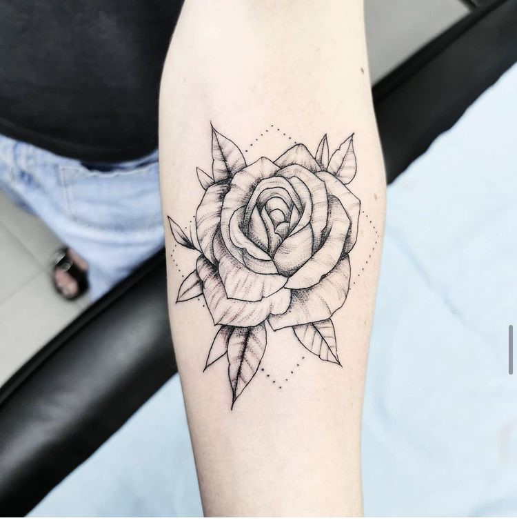 tatouage rose avant bras pour femme Tattoo Tarawa Vias Lost-Créa - Tarawa  Studio Tattoo Piercing